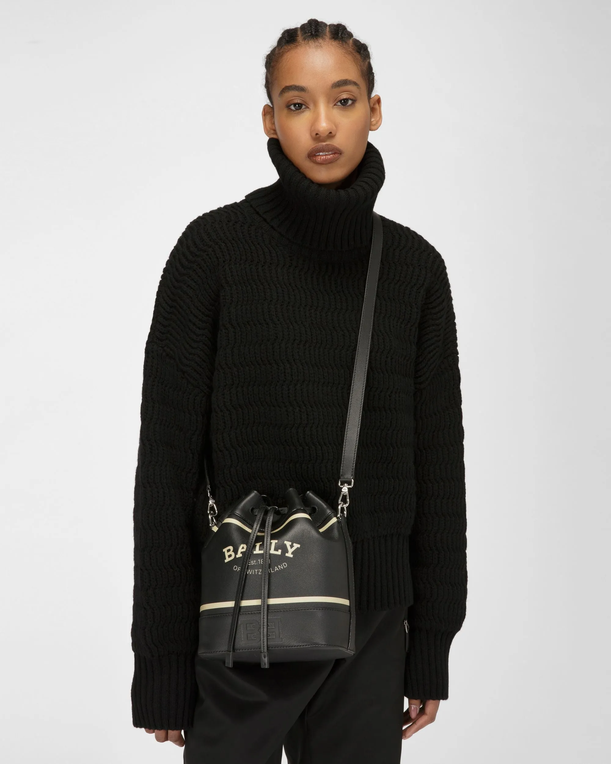 Cleoh Leather Bucket Bag In Black