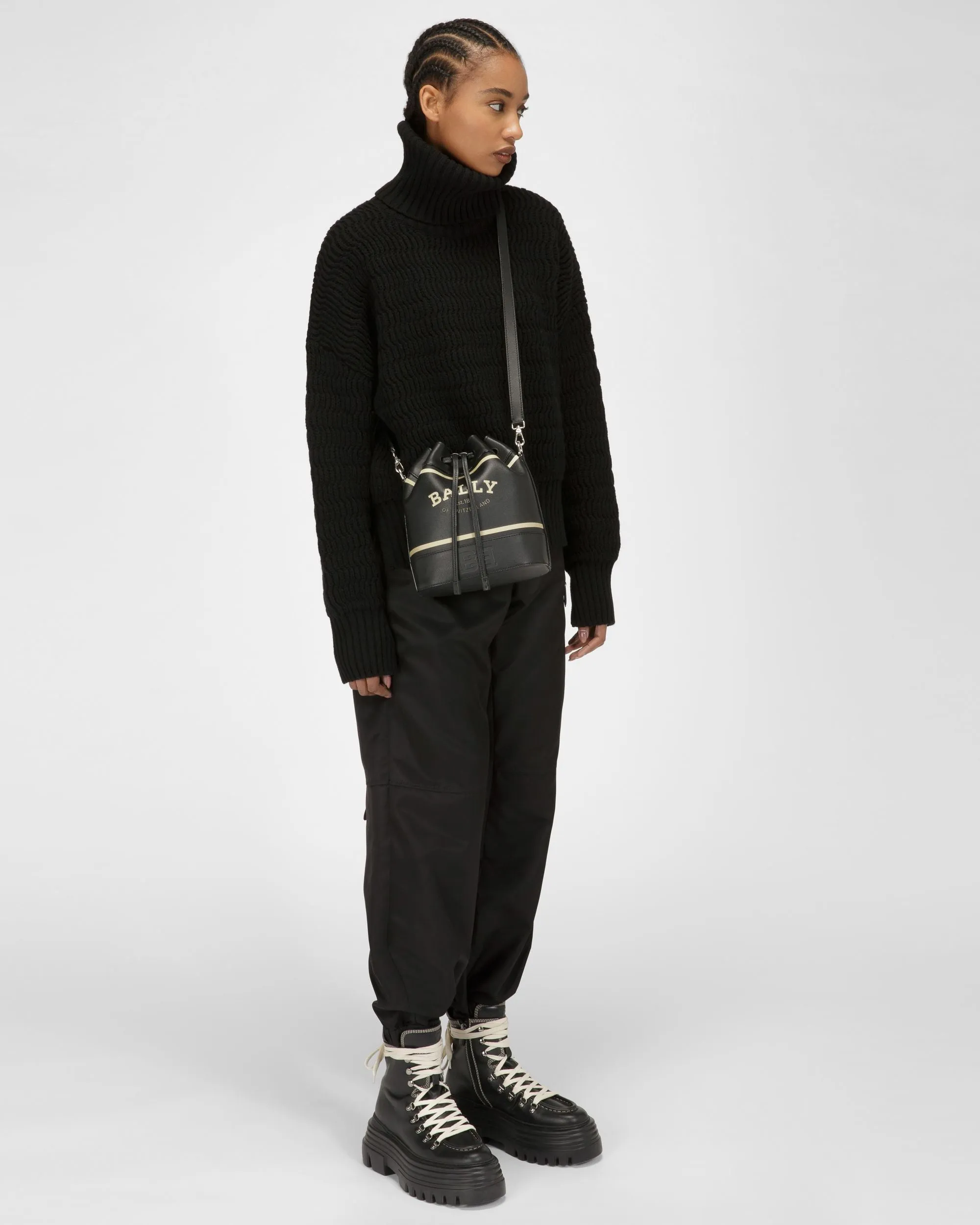 Cleoh Leather Bucket Bag In Black