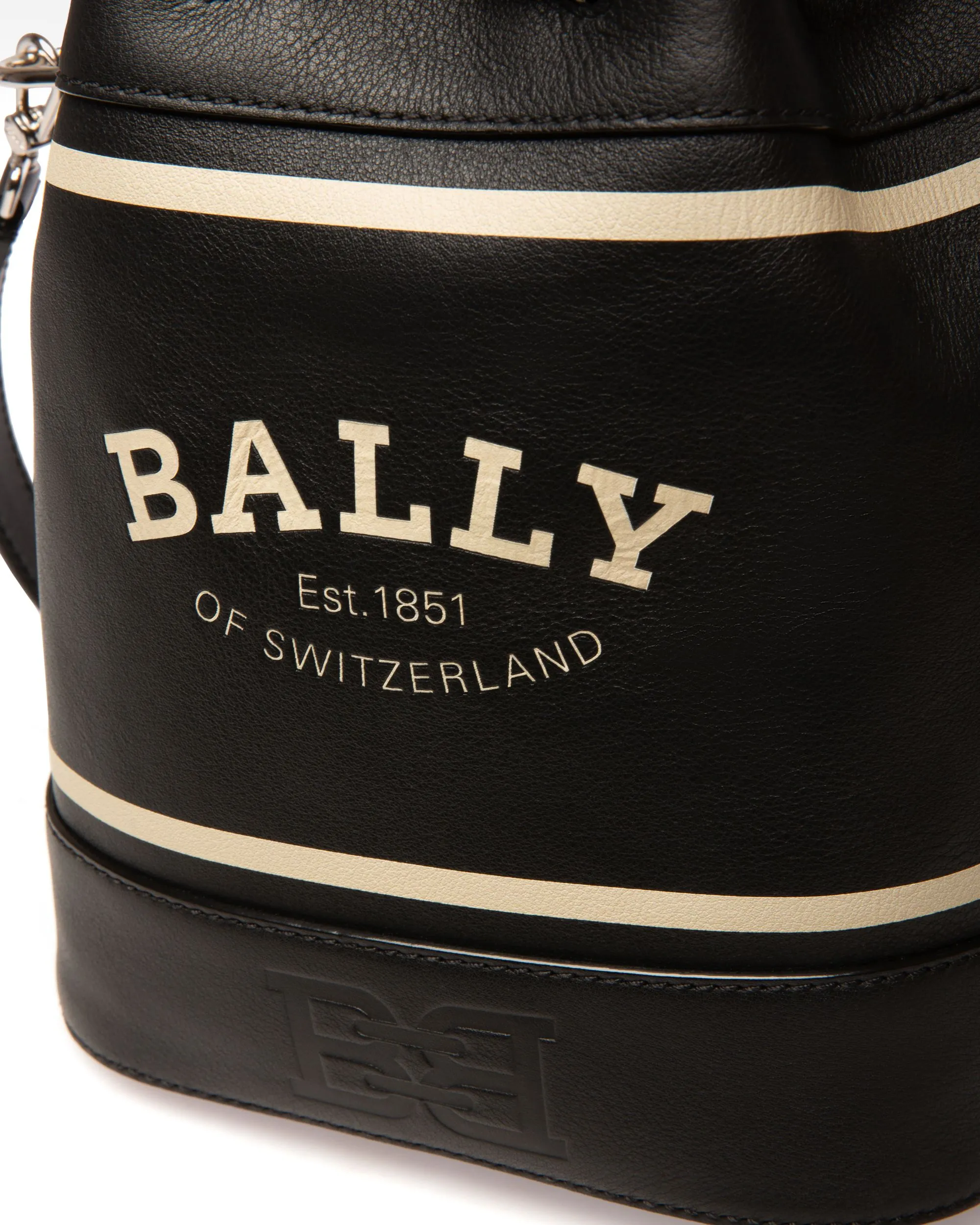 Cleoh Leather Bucket Bag In Black